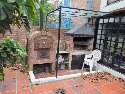 Venta Increible Triplex 5 ambientes con doble cochera cubierta , escritorio y patio en el Barrio de