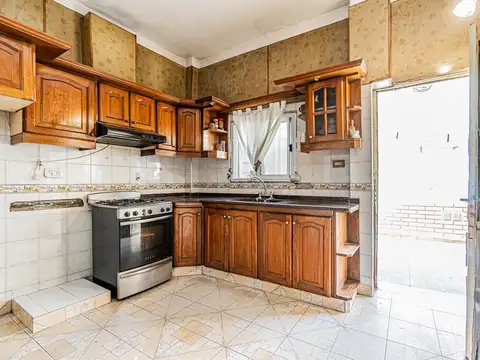 VENTA PH CON LOCAL EN GENERAL SAN MARTIN - SIN EXPENSAS