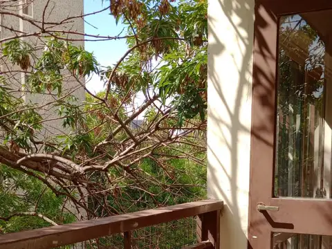 2 AMBIENTES AL FRENTE CON BALCON , MUY LUMINOSO Y AMPLIO