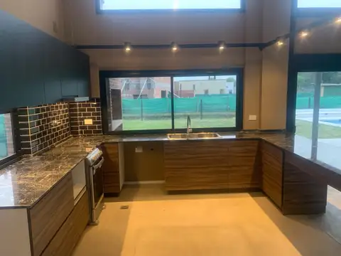 Casa en Venta con 4 cocheras