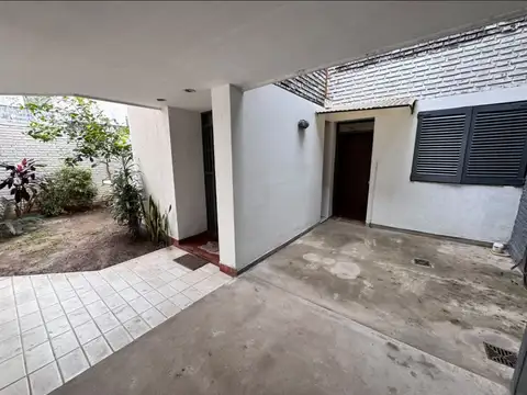 Casa en Alquiler con 2 cocheras
