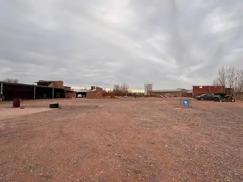 Vende sobre ruta, predio industrial, con taller y oficinas.