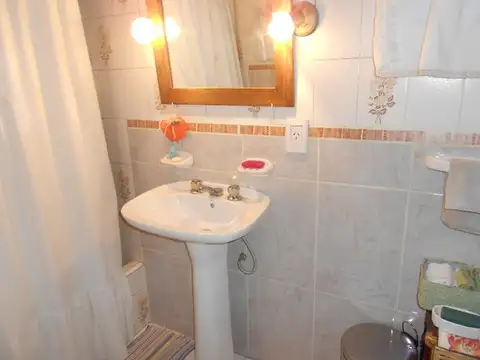 Casa 4 ambientes con 2 baños