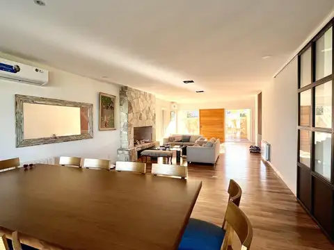 Casa 8 ambientes con 5 baños