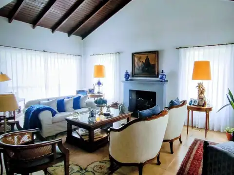 Casa en Venta con 2 cocheras