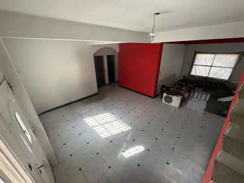 Casa 8 ambientes con 2 baños