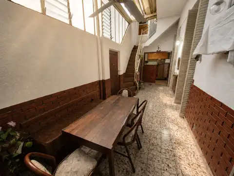 PH de 4 ambientes con patio, quincho y terraza.