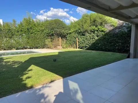 Casa 5 ambientes con 4 baños