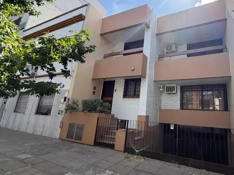 EXCELENTE PH 4 AMBIENTES AL FRENTE C/ PATIO Y COCHERA