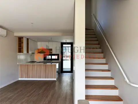 Triplex, con patio terraza y cochera de Categoría en Vicente Lopez