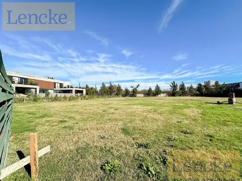 Lencke vende - Muy buen lote interno en Albanueva, posibilidad de amarra