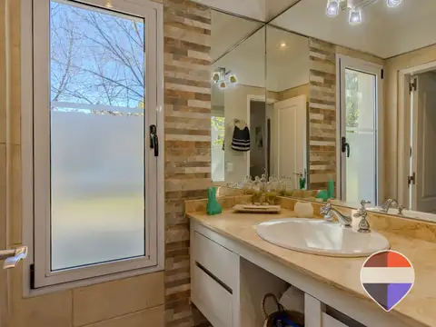 CASA EN VENTA 4 DORMITORIOS