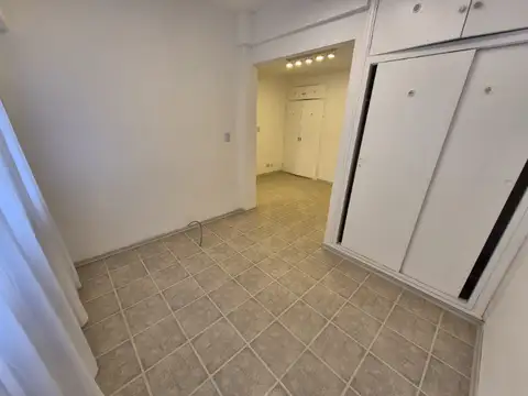 1 AMBIENTE DIVISIBLE FRENTE A PLAZA COLON