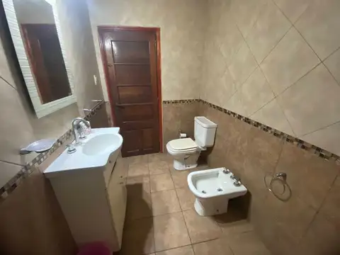 Casa 5 ambientes con 2 baños