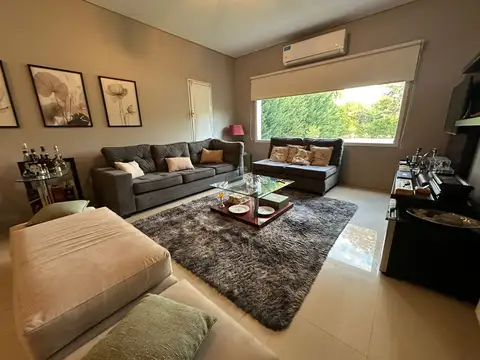 Casa en Alquiler con 2 cocheras