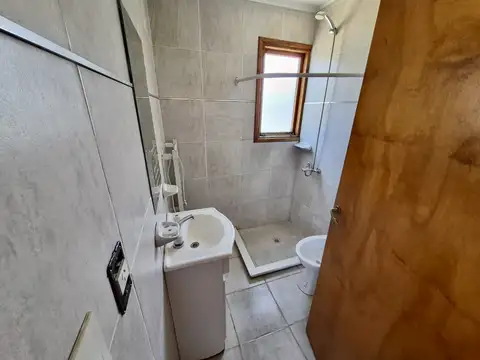 Cómodo bungalow de tres ambientes, con entrada de auto y patio.