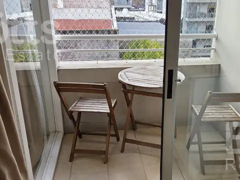 Monoambiente amplio y luminoso con balcón