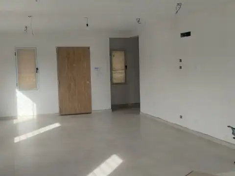 CASA CON TERRENO EN BARRIO LAS TARDES (ROLDAN)