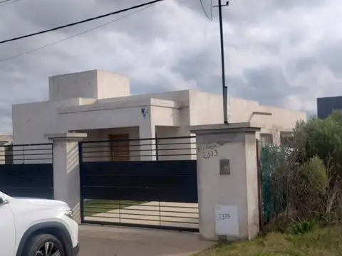 CASA CON TERRENO EN BARRIO LAS TARDES (ROLDAN)