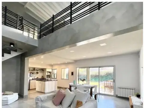 Casa en Venta con 4 cocheras