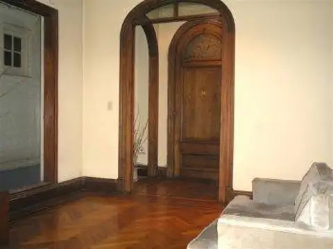 Inmejorable ubicación PASAJE RIVAROLA, todo un clásico. Ideal para estudio de abogados, escribanos o