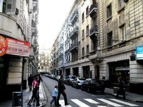 Inmejorable ubicación PASAJE RIVAROLA, todo un clásico. Ideal para estudio de abogados, escribanos o