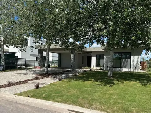 Casa 5 ambientes con 3 baños