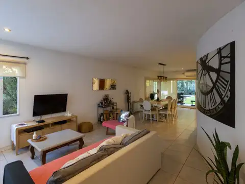 Casa 4 ambientes con 3 baños