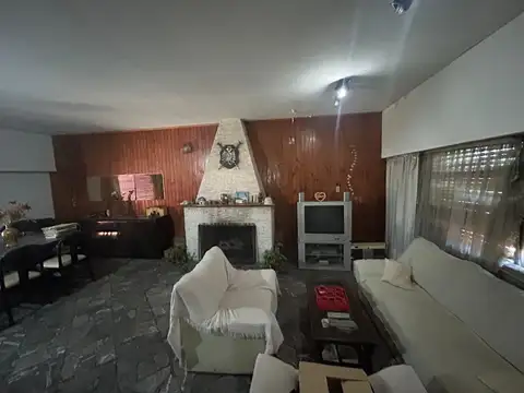 Casa 9 ambientes con 3 baños