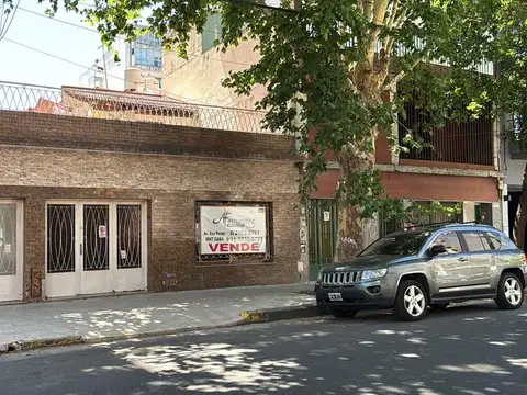 Casa en venta en Floresta, gran lote 42,8 mts de profundidad, 4 ph en blok. Consulte!