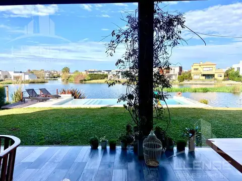 Casa 5 ambientes con 4 baños