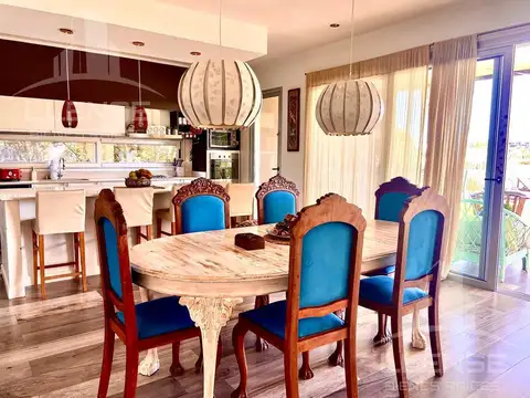 Casa en Venta con 2 cocheras