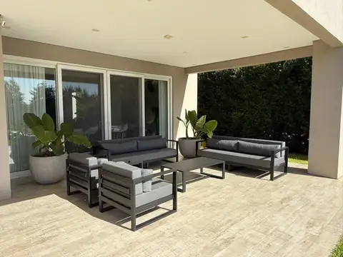 Casa 4 ambientes con 4 baños