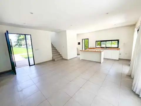 Casa 4 ambientes con 2 baños