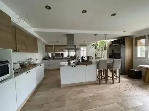 Casa 5 ambientes con 4 baños