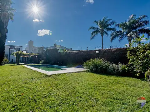 Casa en Venta con 2 cocheras