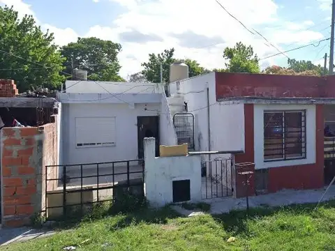 Casa en venta - 2 Dormitorios 1 Baño - 100Mts2 - Berazategui