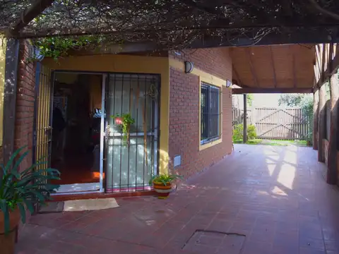 Casa 4 ambientes con 1 baño