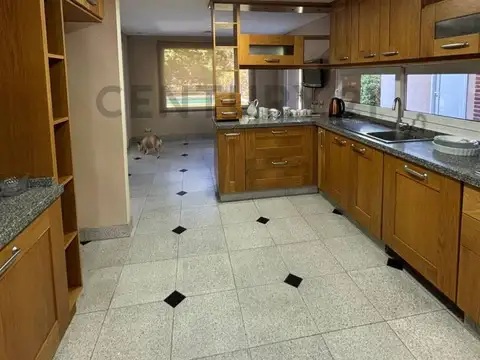 Casa en Alquiler con 2 cocheras