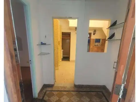 PH 4 ambientes de época, en buen estado.Planta Baja y 1er piso, Terraza.Sin Expensas.