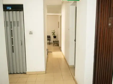 Oficina 8 ambientes con 2 baños