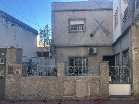 HERMOSA CASA en PH / 3 Dormitorios y cochera cerrada