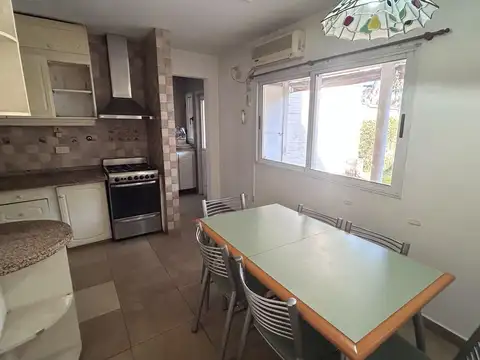 Casa en Alquiler con 2 cocheras