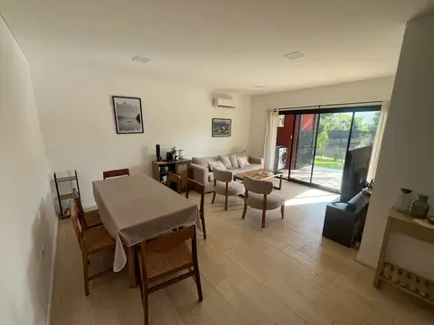 Casa en Alquiler con 1 cochera