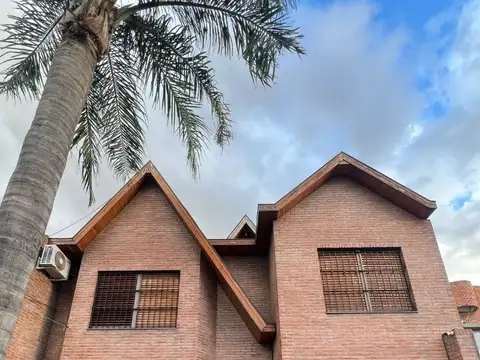 *MODERNO CHALET DE 6 AMB. EN 2 PLANTAS SOBRE LOTE DE 8,66 X 26