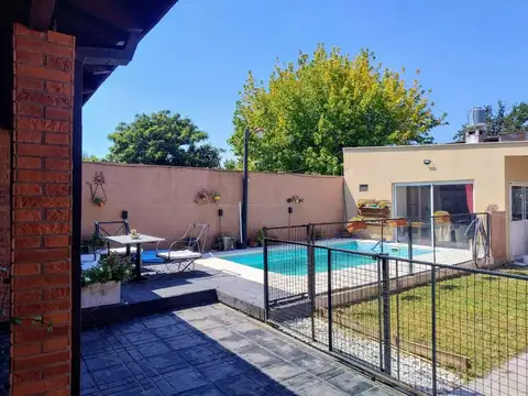 CASA EN VENTA CON PILETA Y LOCAL MORENO APTO CRED