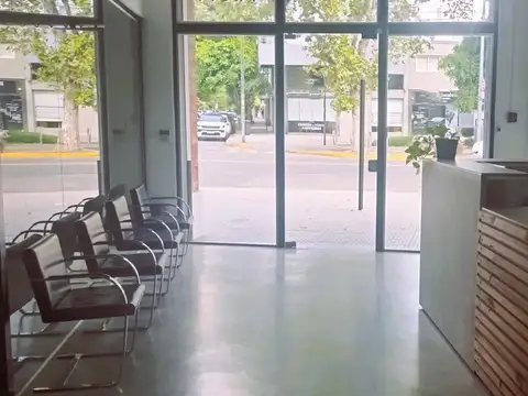 Barrio Naon - Excelente ubicacion - Local con oficina - Baño - Patio