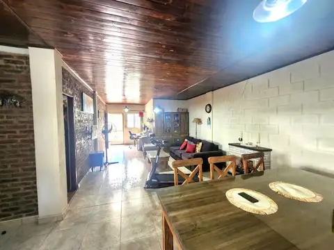 Casa 4 ambientes con 2 baños