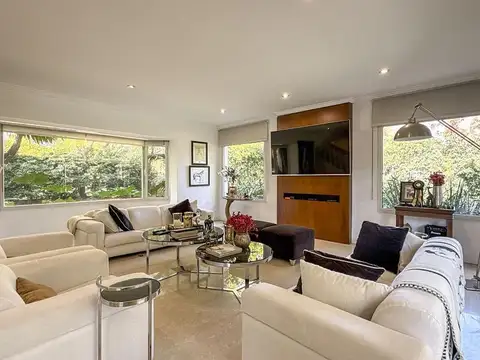 Casa en Alquiler con 1 cochera
