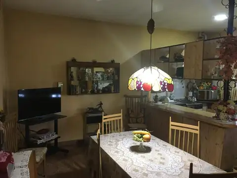 GALPON DEPOSITO Y VIVIENDA EL 1º PISO.